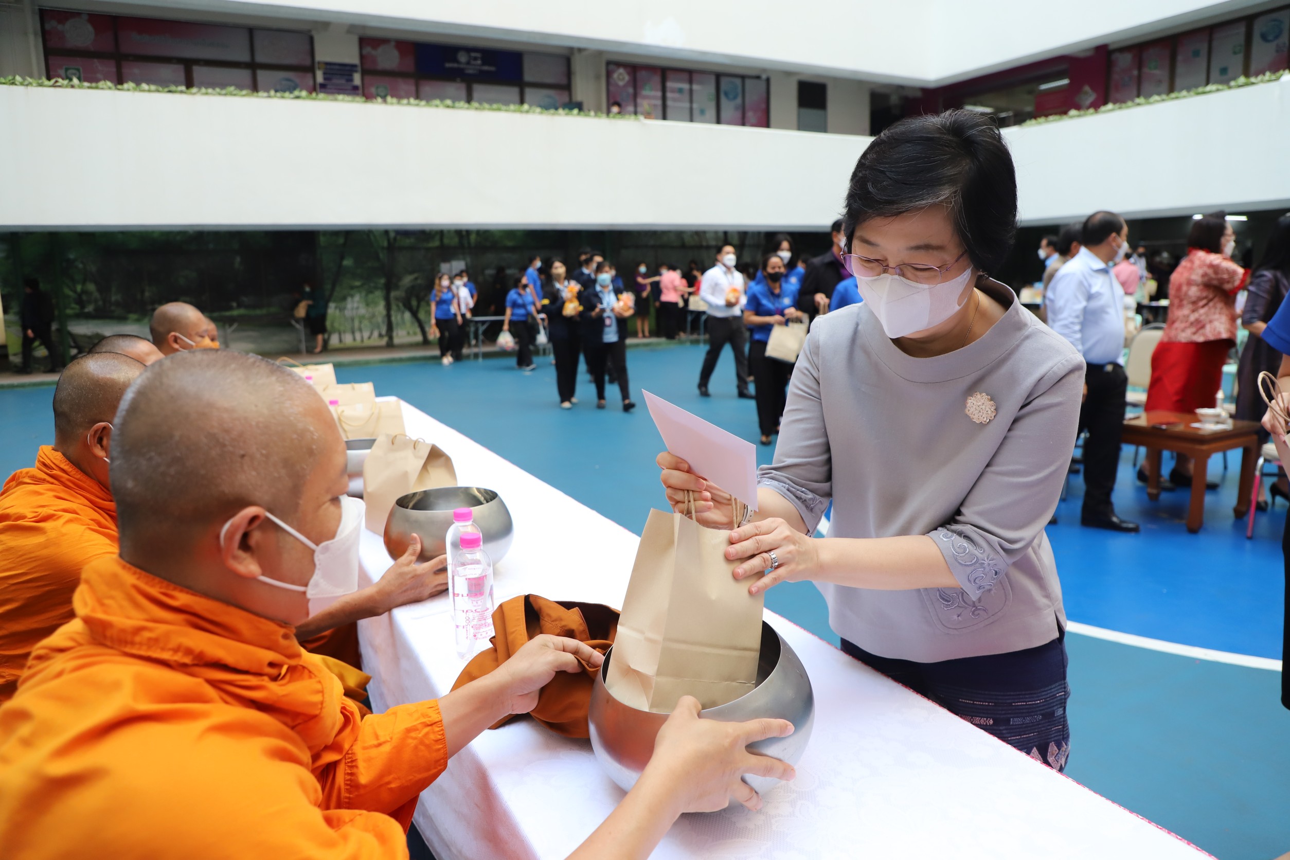 รูป ﻿กรมบังคับคดี จัดกิจกรรมทำบุญตักบาตรประจำเดือนกุมภาพันธ์ 2566